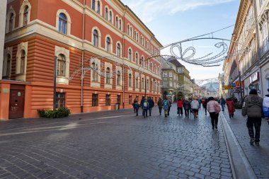 Brasov Bv, Romanya - 15 Aralık 2019: Brasov kentinin eski merkezinde sokak hayatı, popüler bir turistik bölge