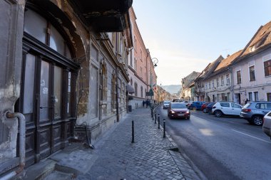 Brasov Bv, Romanya - 15 Aralık 2019: Brasov kentinin eski merkezinde sokak hayatı, popüler bir turistik bölge