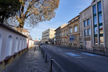 Brasov Bv, Romanya - 15 Aralık 2019: Brasov kentinin eski merkezinde sokak hayatı, popüler bir turistik bölge