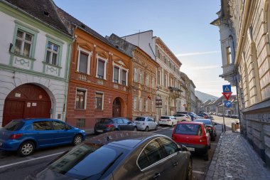 Brasov Bv, Romanya - 15 Aralık 2019: Brasov kentinin eski merkezinde sokak hayatı, popüler bir turistik bölge