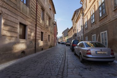 Brasov Bv, Romanya - 15 Aralık 2019: Brasov kentinin eski merkezinde sokak hayatı, popüler bir turistik bölge