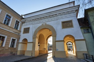 Brasov Bv, Romanya - 15 Aralık 2019: Brasov kentinin eski merkezinde sokak hayatı, popüler bir turistik bölge