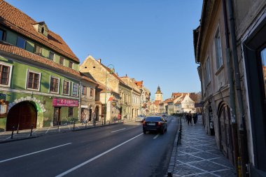 Brasov Bv, Romanya - 15 Aralık 2019: Brasov kentinin eski merkezinde sokak hayatı, popüler bir turistik bölge