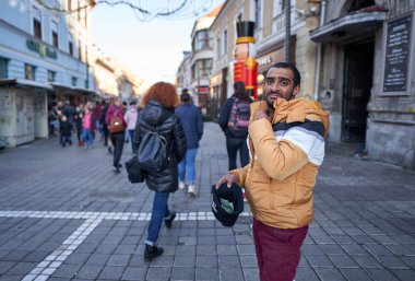 Brasov Bv, Romanya - 15 Aralık 2019: Kimliği belirsiz çingene dilenci eski kentin sokaklarında