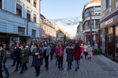 Brasov Bv, Romanya - 15 Aralık 2019: Brasov kentinin eski merkezinde sokak hayatı, popüler bir turistik bölge