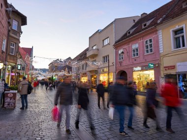 Brasov Bv, Romanya - 15 Aralık 2019: Brasov kentinin eski merkezinde sokak hayatı, popüler bir turistik bölge