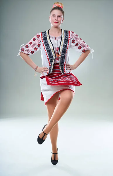 Νεαρή Ρουμάνα Λαϊκή Στολή Χορεύει Παραδοσιακή Μουσική — Φωτογραφία Αρχείου
