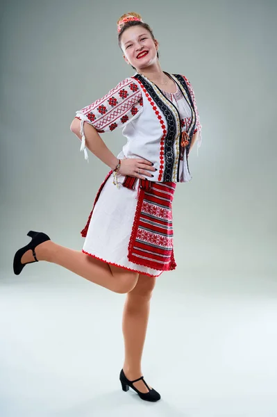 Mladá Rumunka Oblíbeném Kostýmu Tančí Tradiční Hudbě — Stock fotografie