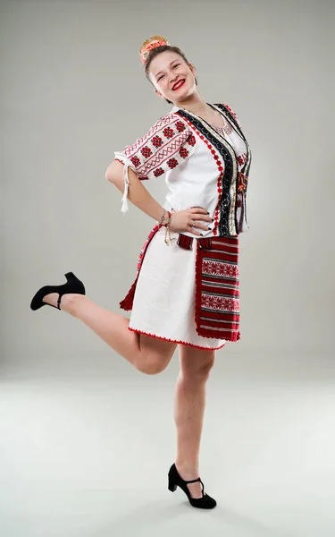 Fiatal Román Népszerű Jelmezben Táncol Hagyományos Zene — Stock Fotó