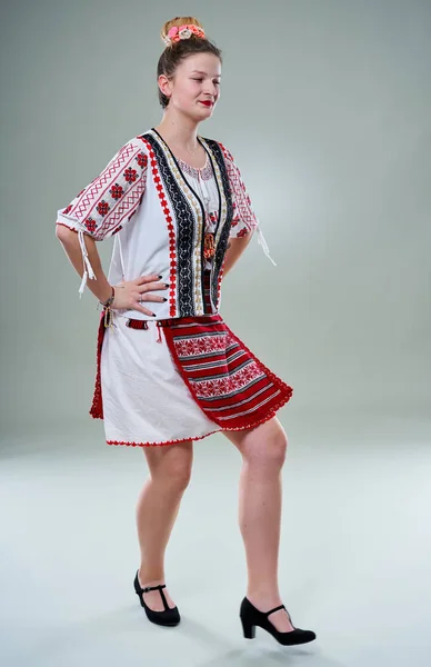 Młoda Rumunka Popularnym Kostiumie Tańcząca Tradycyjnej Muzyce — Zdjęcie stockowe
