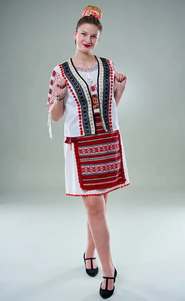 Молода Румунська Жінка Популярному Костюмі Танцює Традиційній Музиці — стокове фото