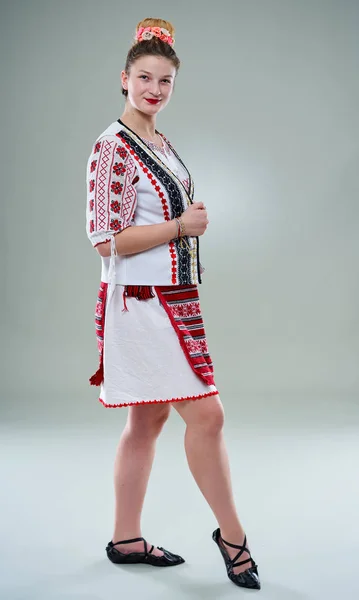 Jeune Femme Roumaine Costume Populaire Dansant Sur Musique Traditionnelle — Photo