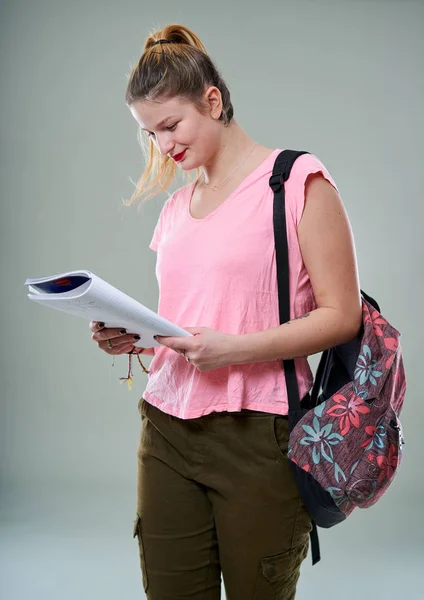 Ung Student Flicka Med Skolväska Studio Skjuten Grå Bakgrund — Stockfoto