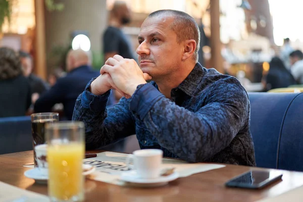 Hombre Mediana Edad Sentado Una Mesa Pub — Foto de Stock