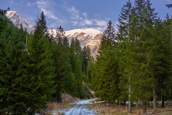 Estrada Cascalho Vazio Nas Montanhas Hora Inverno — Fotografia de Stock