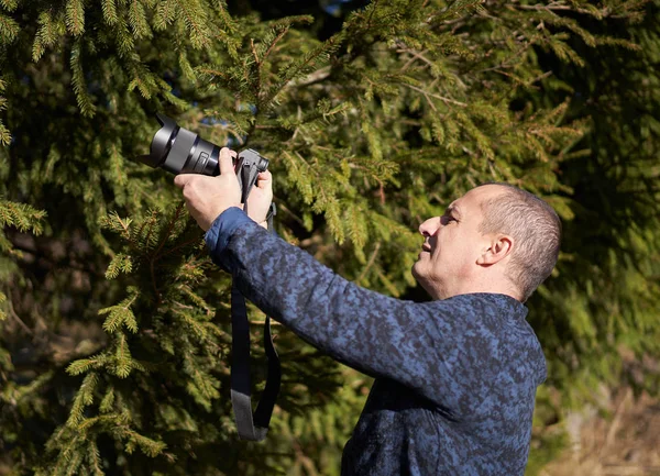 Fotógrafo Filmando Una Escena Macro Aire Libre Bosque — Foto de Stock