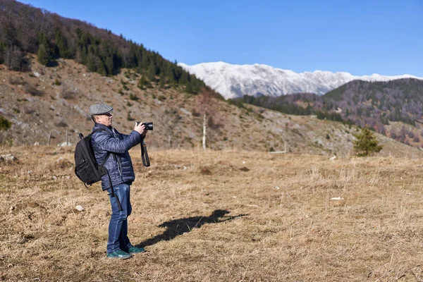 Férfi Hátizsák Kamera Túrázás Vidéken — Stock Fotó