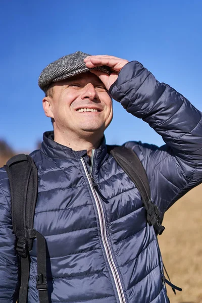 Kapaklı Sırt Çantalı Bir Adamın Yakın Çekimi — Stok fotoğraf