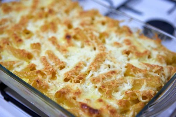 Macaroni Met Kaas Een Glazen Schaal Het Fornuis — Stockfoto