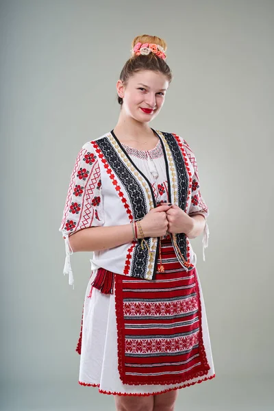 Jeune Femme Roumaine Costume Populaire Traditionnel Plan Studio — Photo