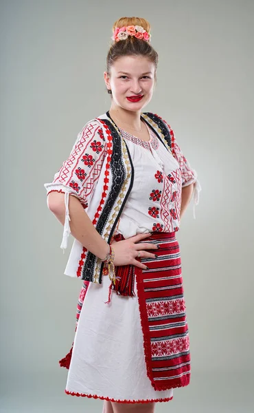 Jeune Femme Roumaine Costume Populaire Traditionnel Plan Studio — Photo