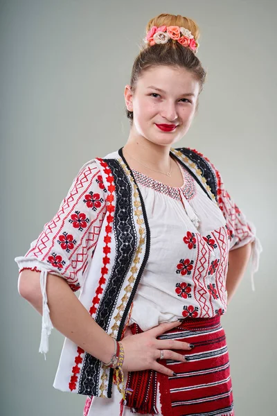 Junge Rumänische Frau Traditioneller Volkstracht Studioaufnahme — Stockfoto