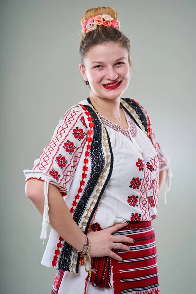 Junge Rumänische Frau Traditioneller Volkstracht Studioaufnahme — Stockfoto