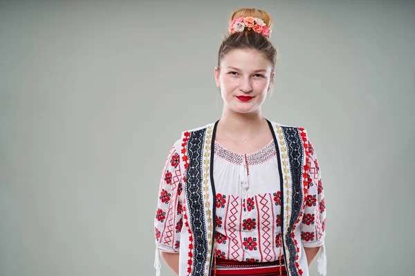 Молодая Румынка Традиционном Популярном Костюме Студия Снимает — стоковое фото