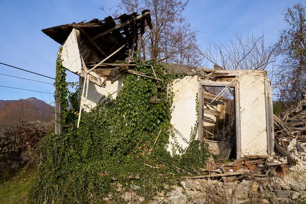 Зруйнований Будинок Дахом Зруйнованими Стінами — стокове фото