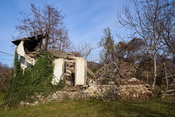 Zerstörtes Haus Mit Dach Und Eingestürzten Wänden — Stockfoto
