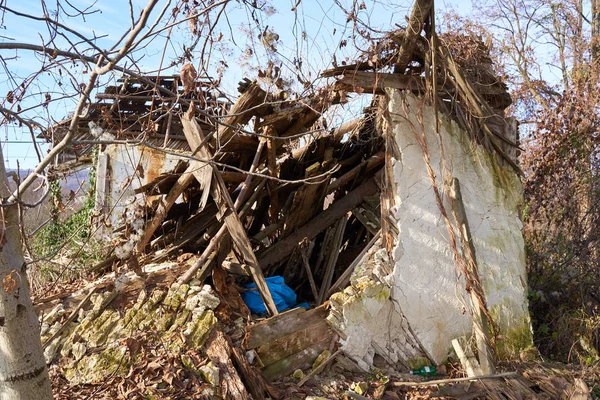 Casa Arruinada Com Telhado Paredes Colapsadas — Fotografia de Stock