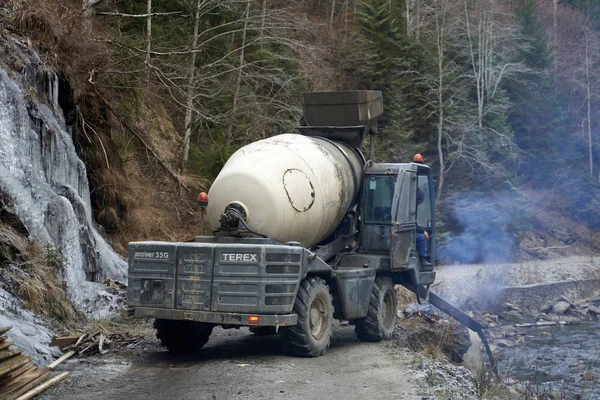 Valea Rea Arges Romania Diciembre 2019 Trabajadores Carretera Llenando Lecho — Foto de Stock