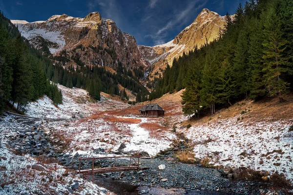 Zimní Krajina Horách Borovicemi Řekou — Stock fotografie