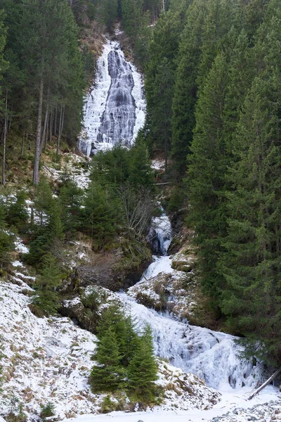 Zimní Krajina Horským Vodopádem Zamrzlé Okrajích — Stock fotografie