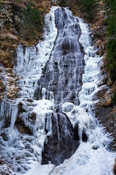 Kış Manzarası Dağ Şelalesi Kenarlarında Donmuş — Stok fotoğraf