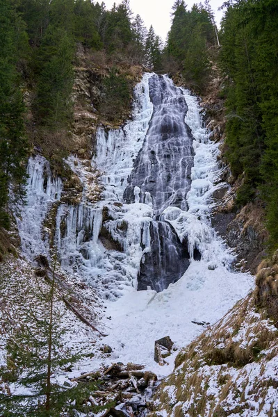 Зимний Пейзаж Замерзшим Краям Горным Водопадом — стоковое фото
