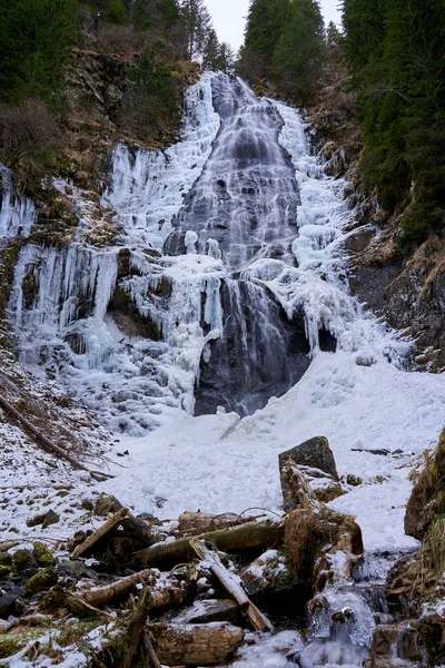 山上瀑布结冰的冬季风景 — 图库照片
