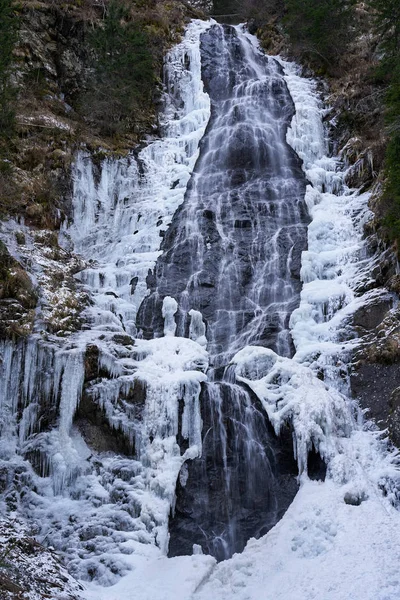 Paisagem Inverno Com Cachoeira Montanha Congelada Nas Bordas — Fotografia de Stock