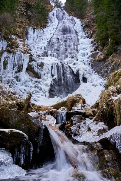 Зимовий Пейзаж Гірським Водоспадом Замерзлим Краях — стокове фото
