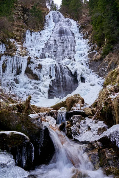 端に山の滝が凍る冬の風景 — ストック写真