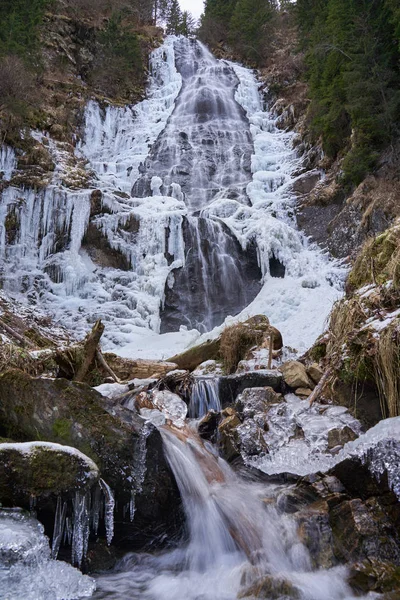 端に山の滝が凍る冬の風景 — ストック写真