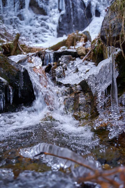 Зимовий Пейзаж Гірським Водоспадом Замерзлим Краях — стокове фото