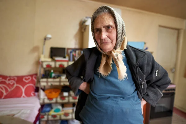Mujer Rural Años Casa Con Pañuelo —  Fotos de Stock