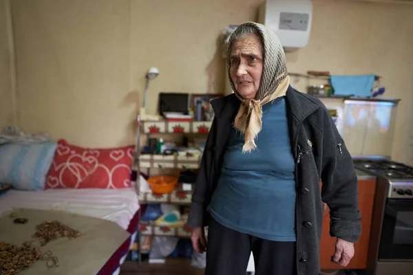 Mujer Rural Años Casa Con Pañuelo —  Fotos de Stock