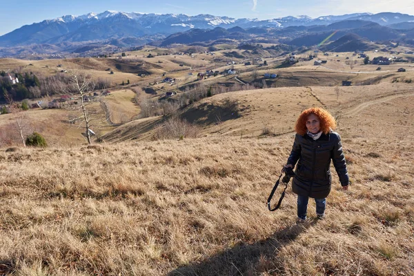 Woman Backpack Camera Hiking Mountains — 스톡 사진