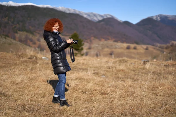 Woman Backpack Camera Hiking Mountains — Stock Photo, Image