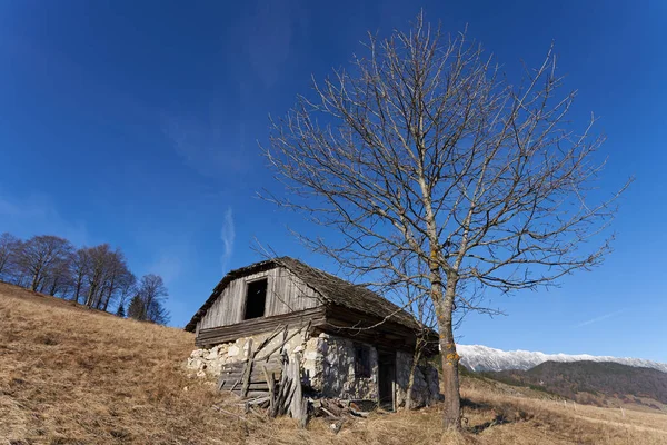 山の古い木の納屋 — ストック写真
