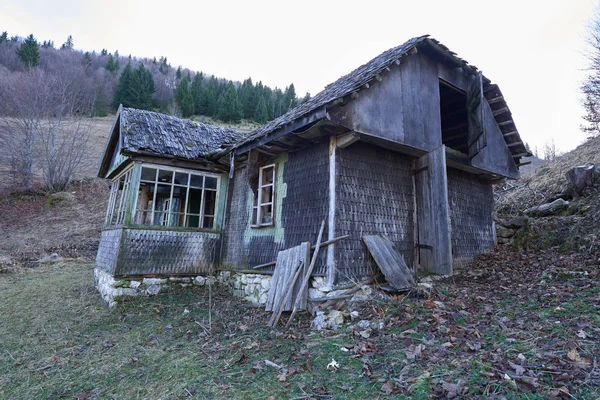 Ερειπωμένο Εγκαταλελειμμένο Σπίτι Στα Βουνά — Φωτογραφία Αρχείου