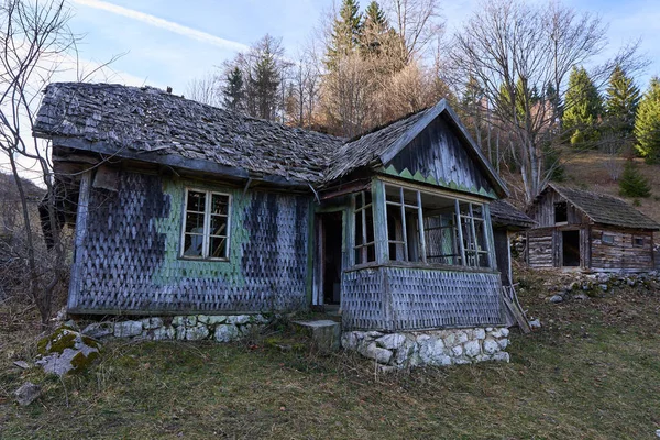 Ερειπωμένο Εγκαταλελειμμένο Σπίτι Στα Βουνά — Φωτογραφία Αρχείου
