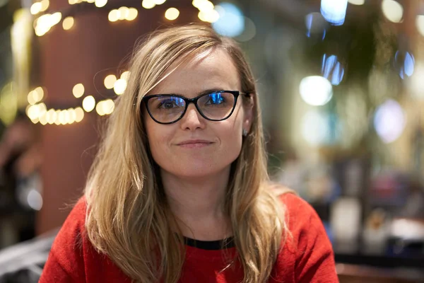 Restoranda Gözlüklü Sarışın Bir Kadın Telifsiz Stok Imajlar